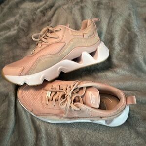 NIKE RYZ 365 pink blush rose mauve petal and white 8.5 sneakers tennis shoes